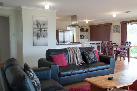 Admirals Inn - Accommodation Search 21