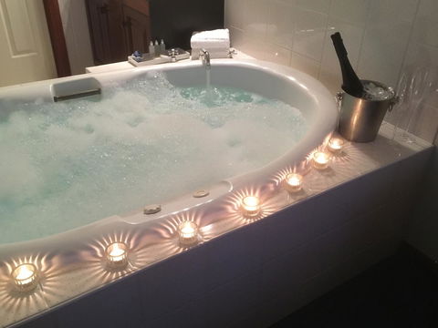 Wine And Roses Bed And Breakfast - Accommodation Search 24