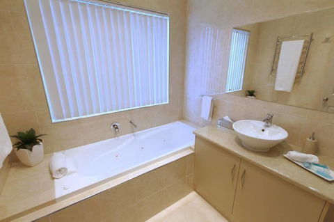 Casavino Luxury Villa - Accommodation Search 26