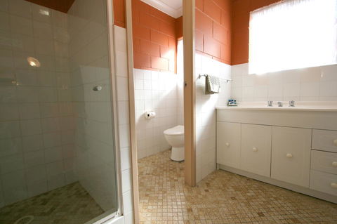 Lake Edge Apartments - Accommodation Search 9