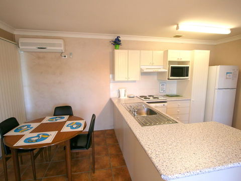 Lake Edge Apartments - Accommodation Search 7