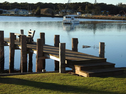 Lake Edge Apartments - Accommodation Search 21