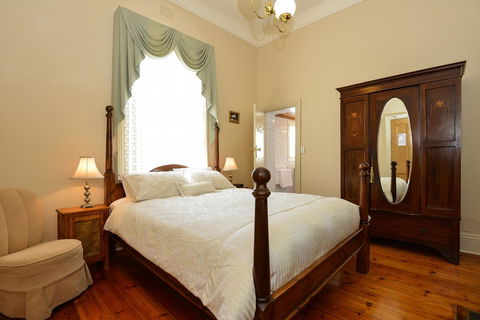 Trafalgar Premium Vintage Suites - Accommodation Search 24