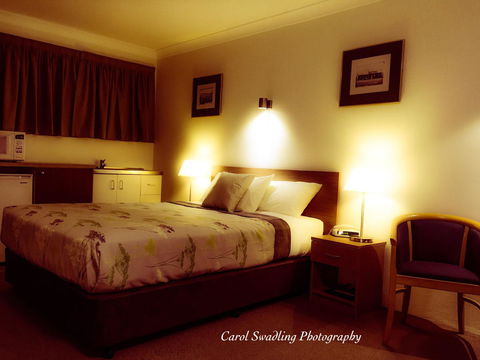 Ten Dollar Town Motel - Accommodation Search 4