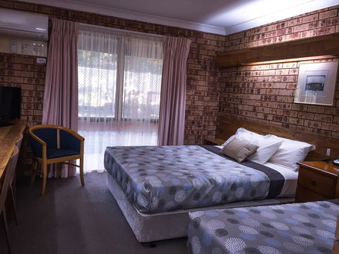Ten Dollar Town Motel - Accommodation Search 5