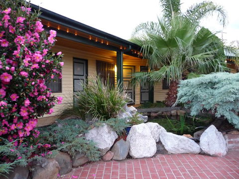 Ten Dollar Town Motel - Accommodation Search 3