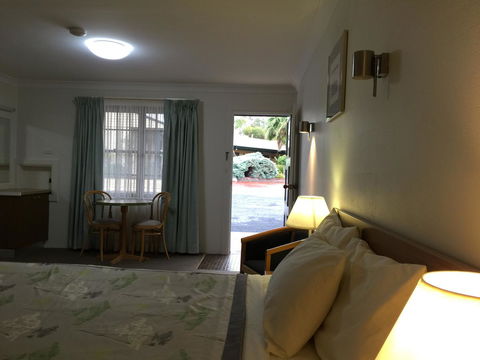 Ten Dollar Town Motel - Accommodation Search 29