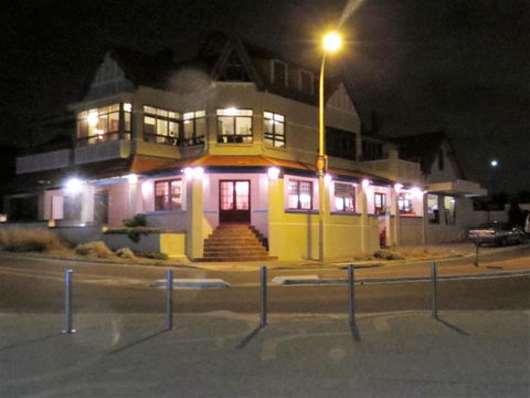 McCloud House - Accommodation Search 8