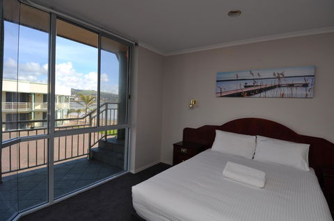 Hilton Beachfront Motel - Accommodation Search 34