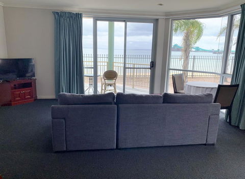 Hilton Beachfront Motel - Accommodation Search 7