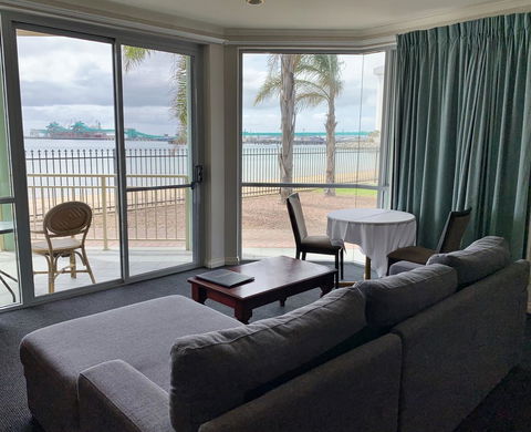 Hilton Beachfront Motel - Accommodation Search 15