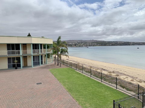 Hilton Beachfront Motel - Accommodation Search 13