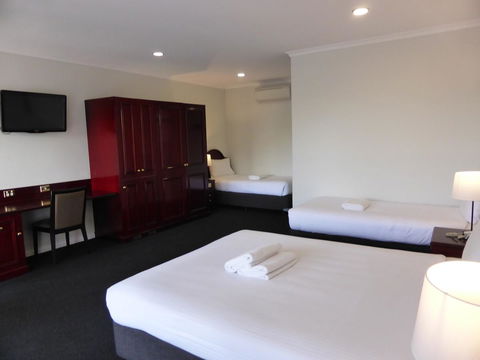 Hilton Beachfront Motel - Accommodation Search 35