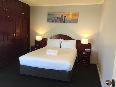 Hilton Beachfront Motel - Accommodation Search 8
