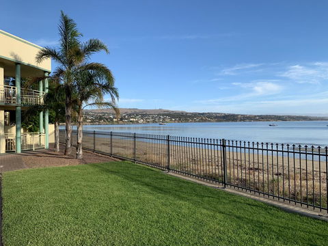 Hilton Beachfront Motel - Accommodation Search 4