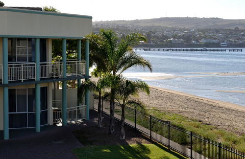 Hilton Beachfront Motel - Accommodation Search 40