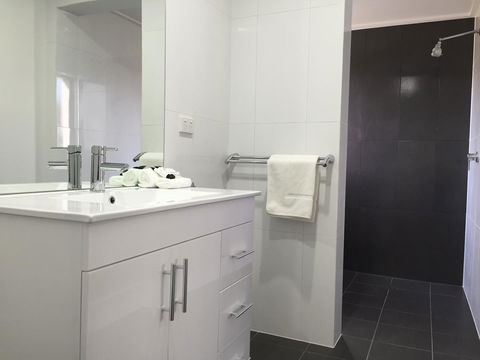 Hilton Beachfront Motel - Accommodation Search 37