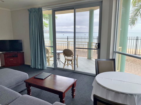 Hilton Beachfront Motel - Accommodation Search 3