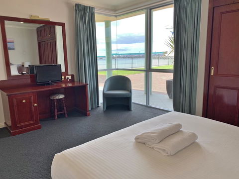 Hilton Beachfront Motel - Accommodation Search 14