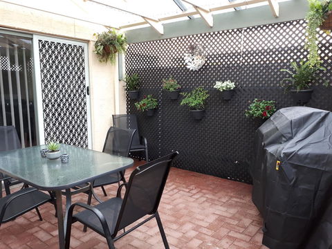 Townhouse On The Marina - Accommodation Search 4