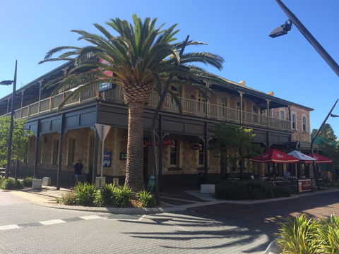 Grosvenor Hotel - Accommodation Search 0