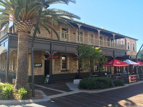 Grosvenor Hotel - Accommodation Search 13
