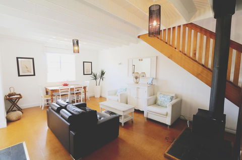 Caledonian Inn - Accommodation Search 27