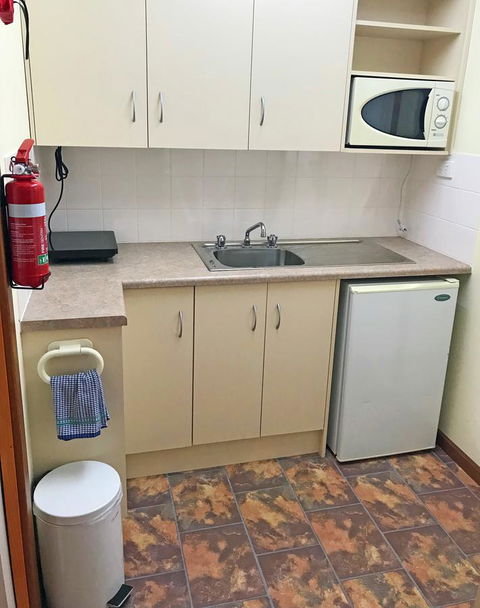 Lake Albert Motel - Accommodation Search 32