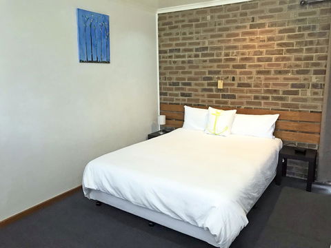 Lake Albert Motel - Accommodation Search 42