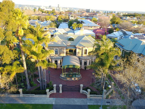 Grand Bluestone Mansion - Accommodation Search 1