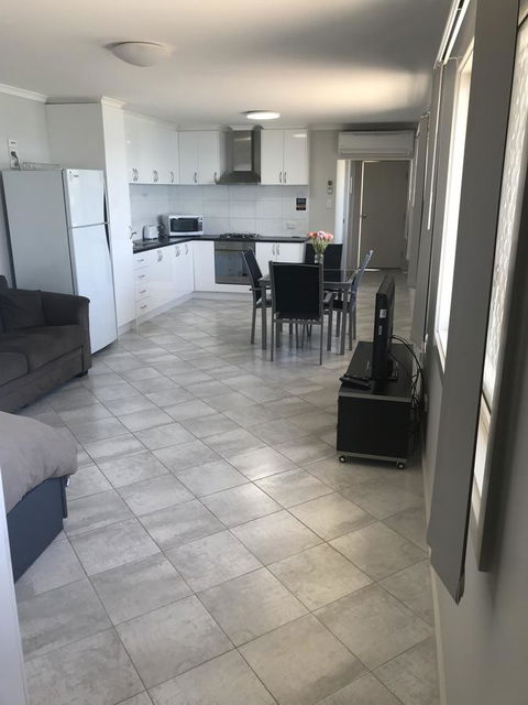 Beachside & Jetty View Apartment 6 - Captain\'s Apt - Accommodation Search 4