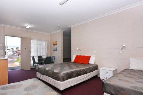 Motel Poinsettia - Accommodation Search 21