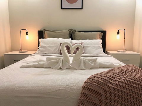 MODERN SPACIOUS 3 BR HOME - NEAR BEACH & AIRPORT - Accommodation Search 1