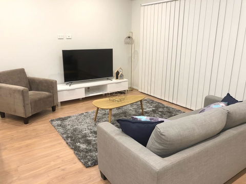 MODERN SPACIOUS 3 BR HOME - NEAR BEACH & AIRPORT - Accommodation Search 7