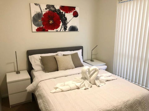 MODERN SPACIOUS 3 BR HOME - NEAR BEACH & AIRPORT - Accommodation Search 2