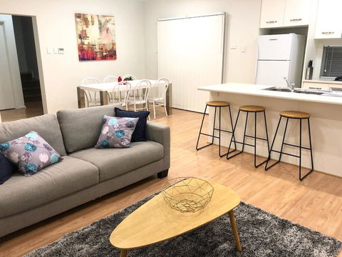 MODERN SPACIOUS 3 BR HOME - NEAR BEACH & AIRPORT - Accommodation Search 8