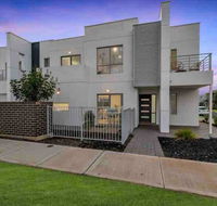 MODERN SPACIOUS 3 BR HOME - NEAR BEACH  AIRPORT - Accommodation Search