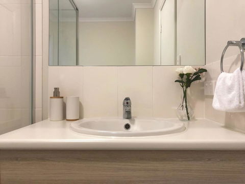 MODERN SPACIOUS 3 BR HOME - NEAR BEACH & AIRPORT - Accommodation Search 4
