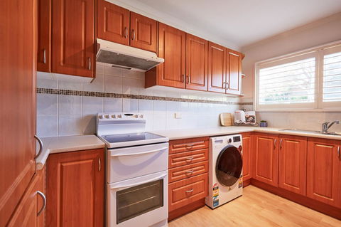 Bright And Spacious Family Home With Leafy Deck - Accommodation Search 17
