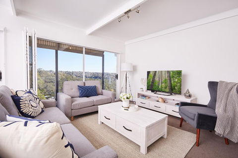 Bright And Spacious Family Home With Leafy Deck - Accommodation Search 3
