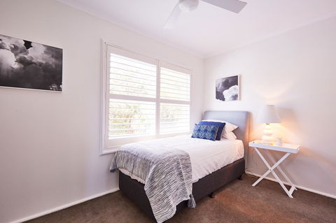 Bright And Spacious Family Home With Leafy Deck - Accommodation Search 24