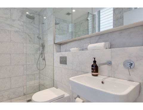 Oceanside Elegance At Superb Home Steps From Sand - Accommodation Search 12