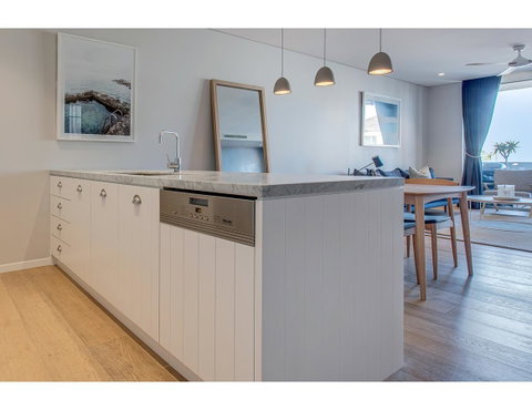 Oceanside Elegance At Superb Home Steps From Sand - Accommodation Search 8