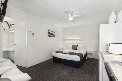 Coastal Bay Motel - Accommodation Search 16