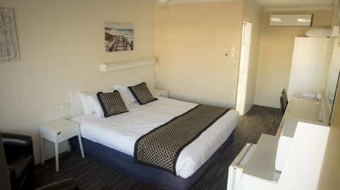 Coastal Bay Motel - Accommodation Search 42