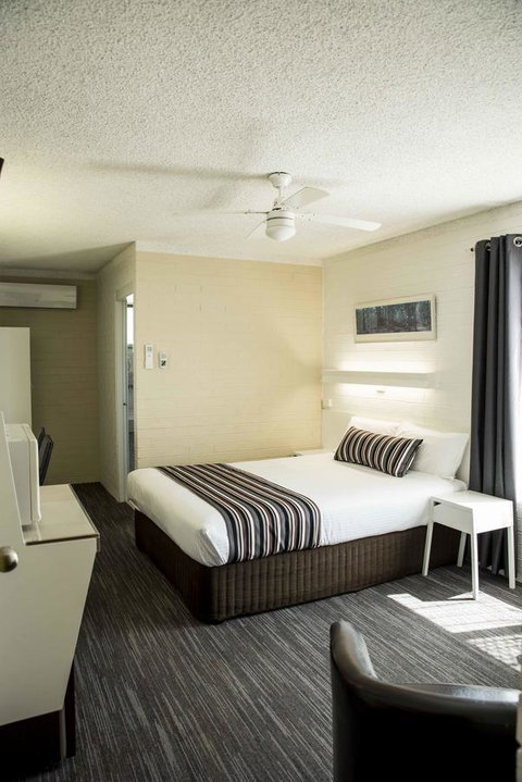 Coastal Bay Motel - Accommodation Search 35