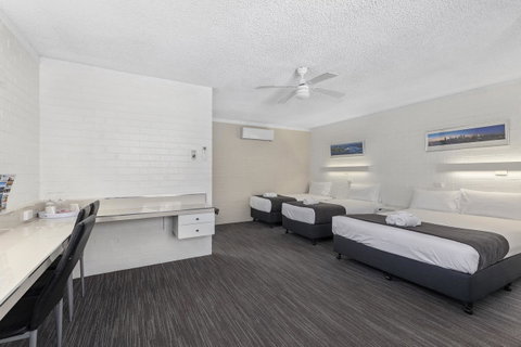 Coastal Bay Motel - Accommodation Search 11