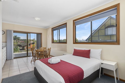 Coastal Bay Motel - Accommodation Search 8