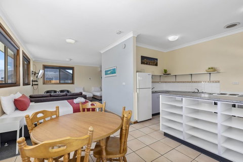 Coastal Bay Motel - Accommodation Search 9