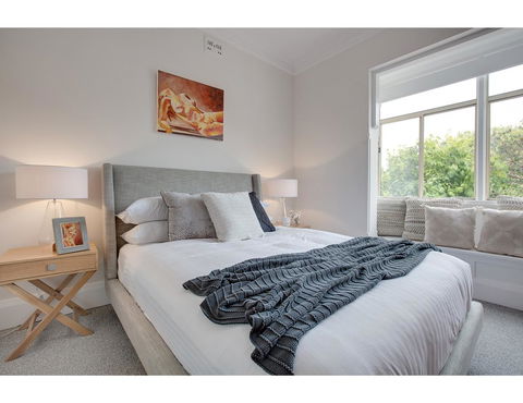 Large, Stylish And Quiet Penthouse Steps From Surf - Accommodation Search 10